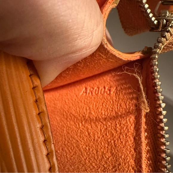 AUTHENTIC Louis Vuitton Epi Leather Pochette Accessoires – Orange – Vintage - Picture 7 of 9